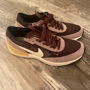 Brown Nike waffle size 7y or women 8.5